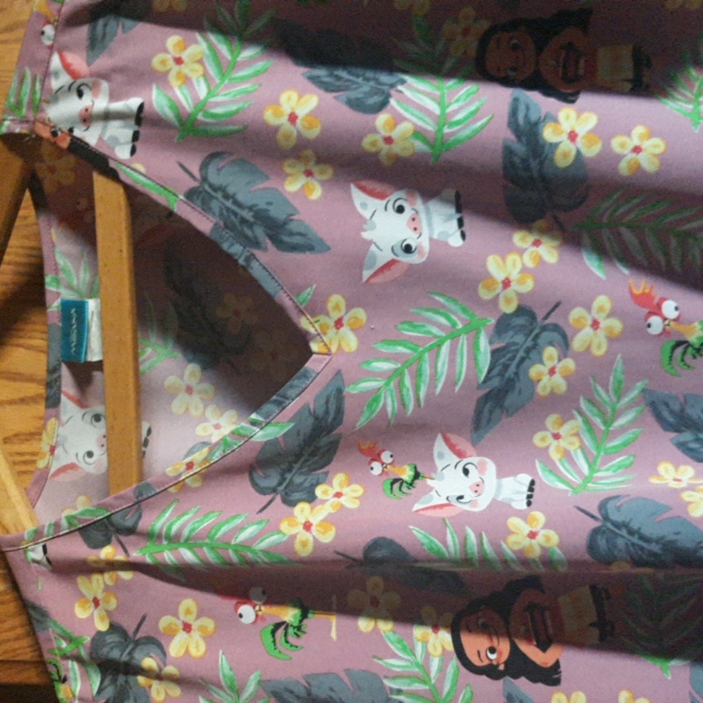 DISNEY MOANA SCRUB TOP SIZE 2XL SUPER CUTE!